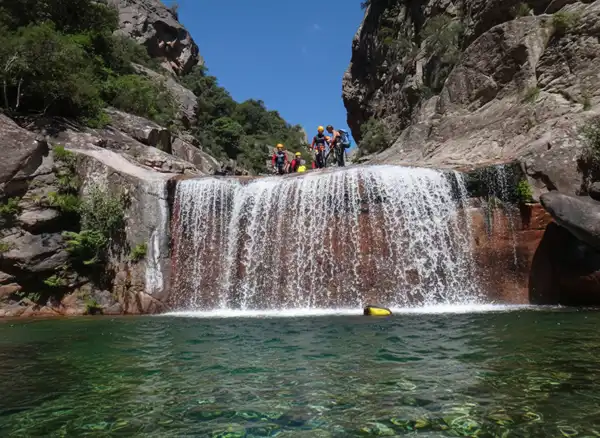 Canyoning Vacca - Descente en rappel dans une cathédrale d'eau